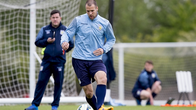 Tim Sherwood: I want to keep "great teacher" Ron Vlaar