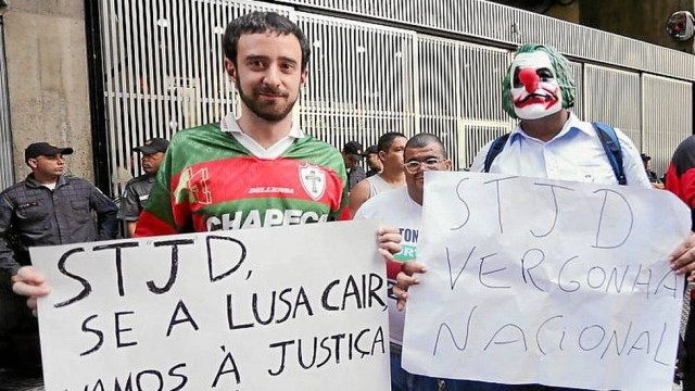 Torcedores protestam na frente do STJD no fim de 2013